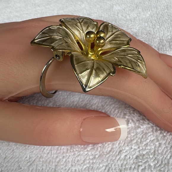 Vintage Gold Tone Floral Scarf Clip/Ring - Picture 4 of 10